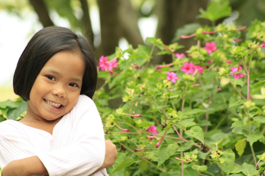 "คุณพ่อขา คุณพ่อขา"เสียงลูกสาวมาเรียกข้างๆหู "คุณพ่อขาหนูอยากถ่ายรูปกับดอกไม้ค่ะ มันสวยมากเลย"
