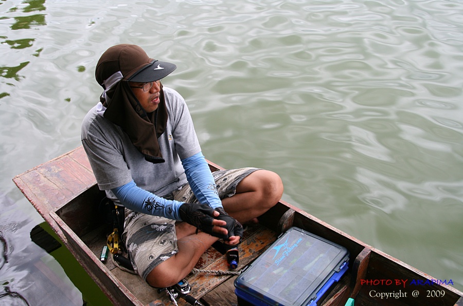  :grin: :grin:  กลับเข้าแพ.....รอเรือมารับออกรอบบ่าย.....
พอเรือมา น้าเป้า โดดขึ้นเรือก่อนเลย......