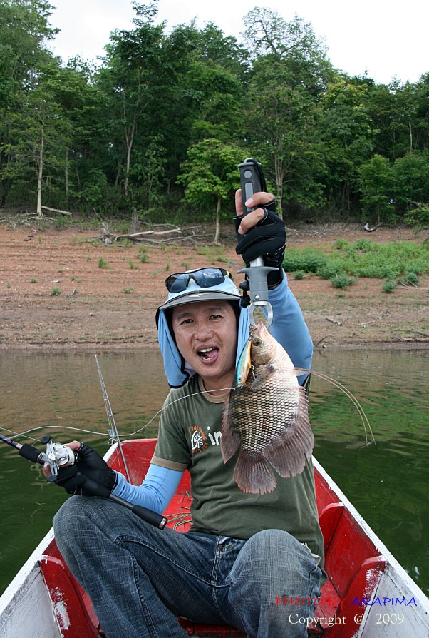  :grin: :grin:  แล้วก้อโดนเจ้าแรดตัวนี้แหละครับ......กัดอย่างแรงเลย......ทีแรกนึกว่ากระสูบใหญ่ซะอีก 