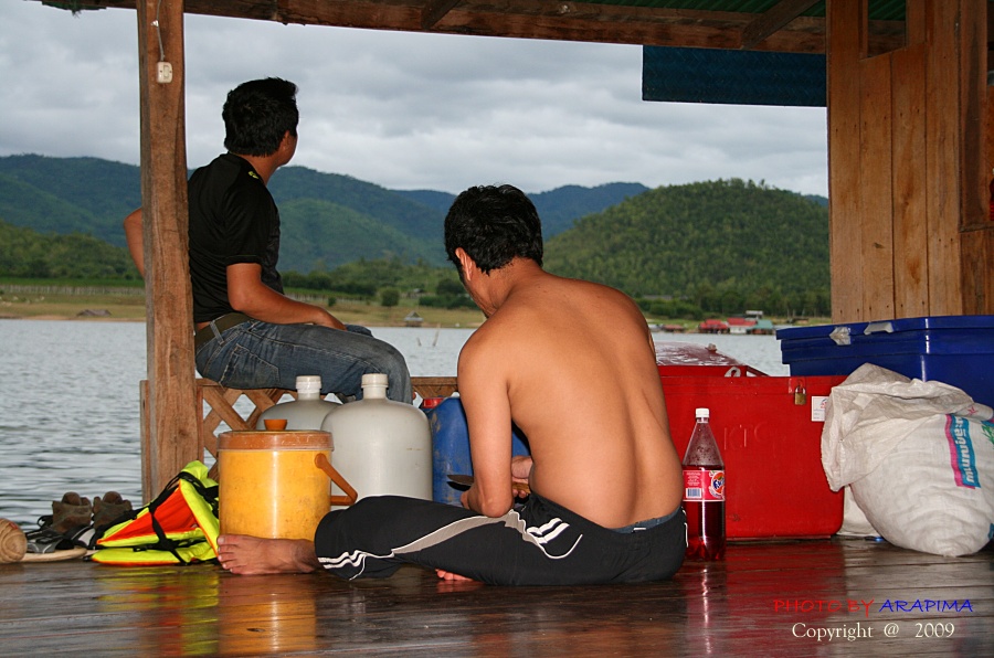  :grin: :grin:  น้าเอกนั้งทำกับข้าว......น้าน้ำอะดิ......ไม่รู้กำลังนั้งเหม่อคิดถึงอะไรอยู่......
ส