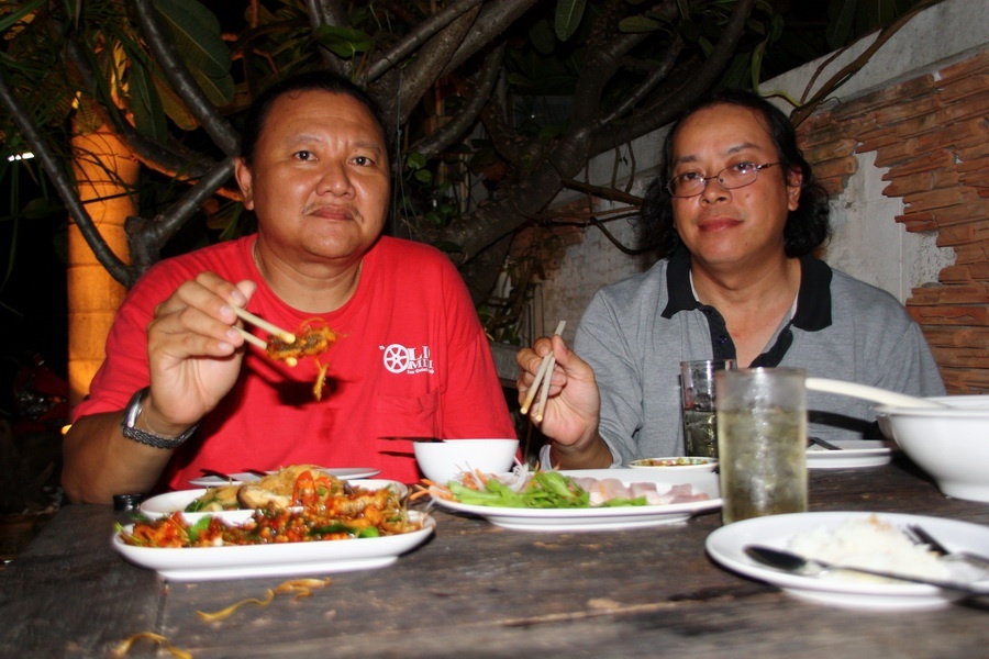 คงต้องขอตัวกินข้าวกับน้าหรั่งและน้าดั๋ยก่อนนะครับ
ขอบคุณทุกๆท่านอย่างมากมายที่แวะทักทายเป็นแรงใจ
ข