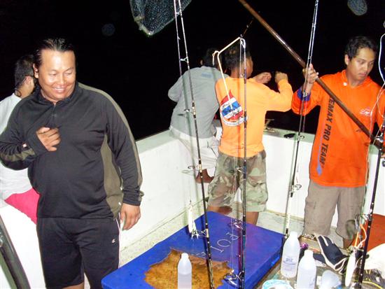 ภาพช่วงชุลมุน ด้านท้ายเรือ ยามปลากินช่วงหัวค้ำ....