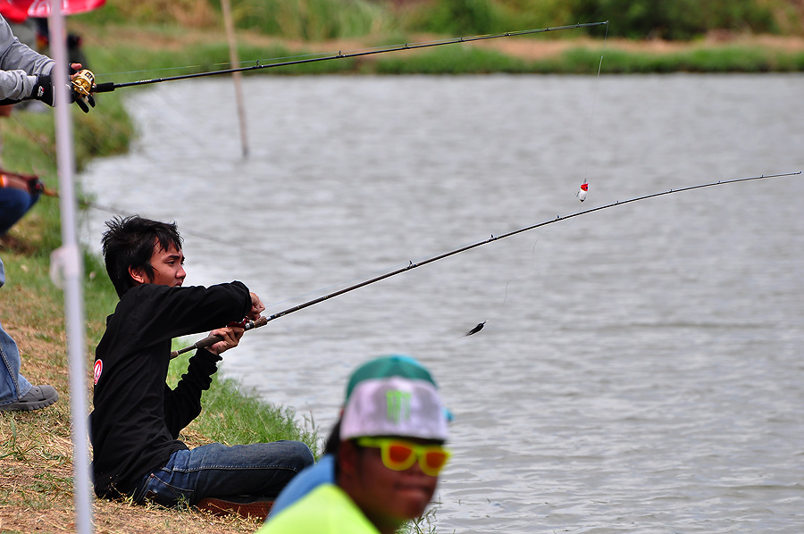 ทางฝั่งซ้าย ปลากัดดีมาก แต่ คนเยอะไ