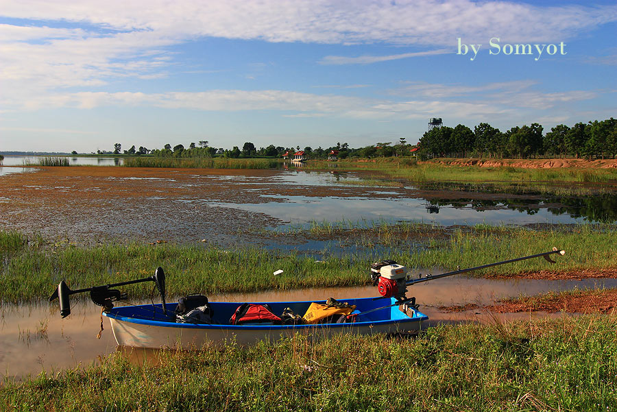 ลำนี้แหละครับ....ที่ท่านประธาน พาไปล่ม ที่ชัยภูมิ

   ดีครับ  ที่คนไม่เป็นไร  เรือ เครื่อง ก็กู้มา