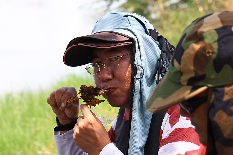 ไก่ย่างอร่อยมากมั๊ยครับน้าพงษ์

 :mad: