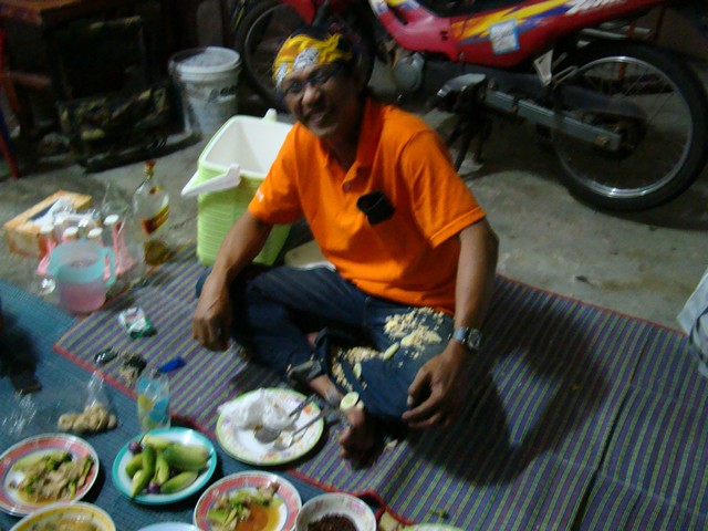  [b]เรามาดูเด็กน้อยกินข้าวกัน[/b] :laughing: :laug