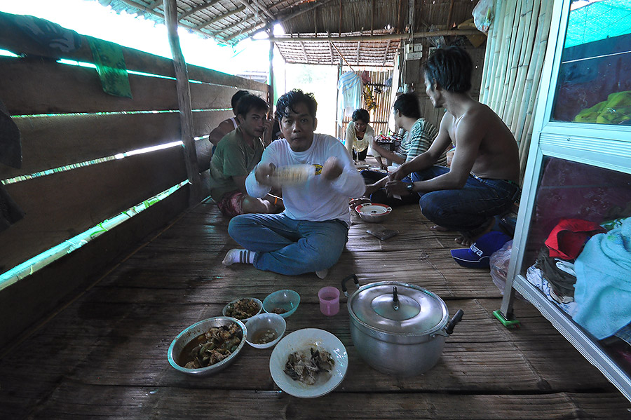 หิวครับเลยแวะให้แพเขาทำกับข้าวให้กิน ได้บรรยากาศดีครับ บ้านๆเลย
 :cheer: :cheer: :cheer: :cheer: :c
