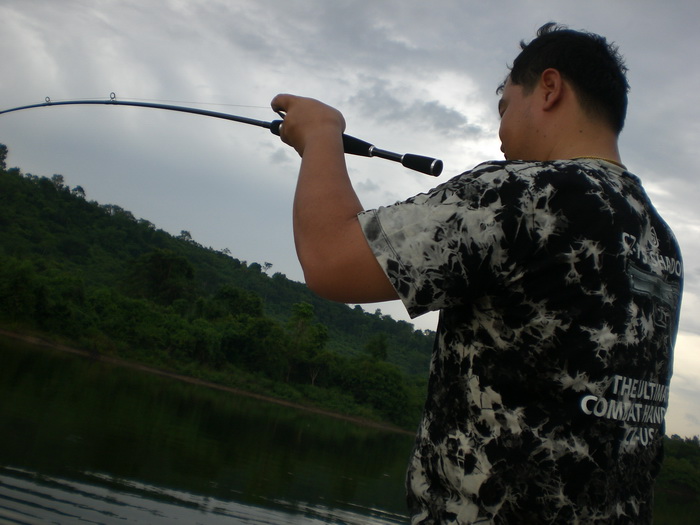หลังจากนั้นผมกับน้าหมูก็มาลอยเรือรอตีปลาจิบกันต่อปลาขึ้นจิบตั้งไกลน้าหมูตีไปไม่ถึง

แต่กลอกลับมาดั