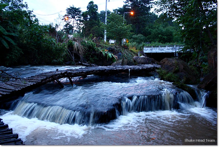                                       น้ำตกนี่อยู่ด้านหลังของ รีสอร์ตที่พักเลยครับ สวยมากๆๆ