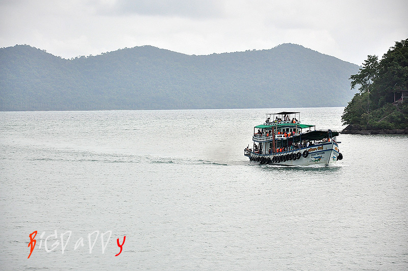 เรือที่ไปดำน้ำกลับกันมาแล้วครับ เกือบ ห้าโมงเย็นแล้วครับ...  :cheer: