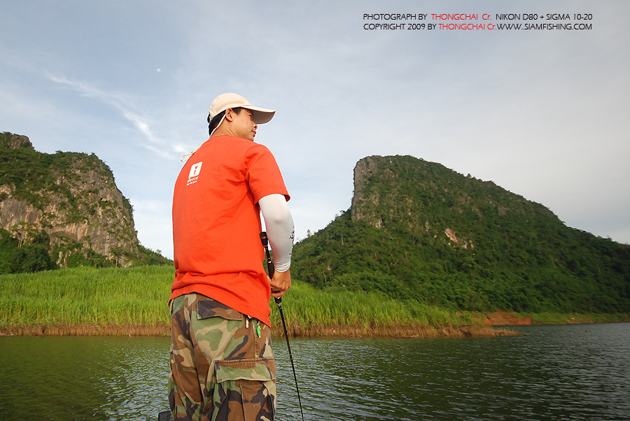 ผมอยู่ท้ายเรือ :cool: :cool: :cool:

เดินไปเรื่อยๆ....มองหาจิบที่ไหนบ้างน่อ :cool: :cool: :cool: