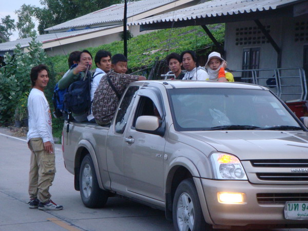 นี่อีกคัน .................... โฮ่ หี้ โฮ่     :laughing: :laughing:
