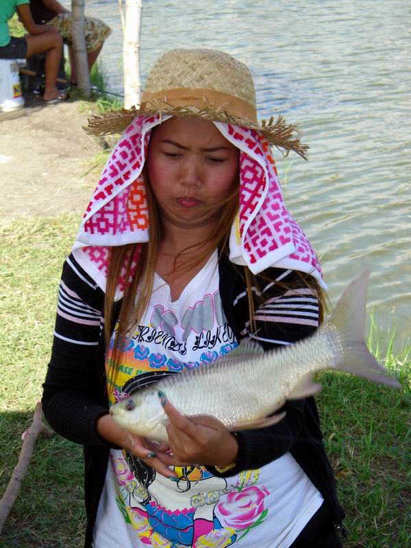 ดู๊ดู...ขนาดลากกันอยู่ในน้ำตั้งนานนะเนี่ย...พอขึ้นมาได้แล้ว...มันยังมีแรงดิ้นอีกแฮะ... :cheer: :chee
