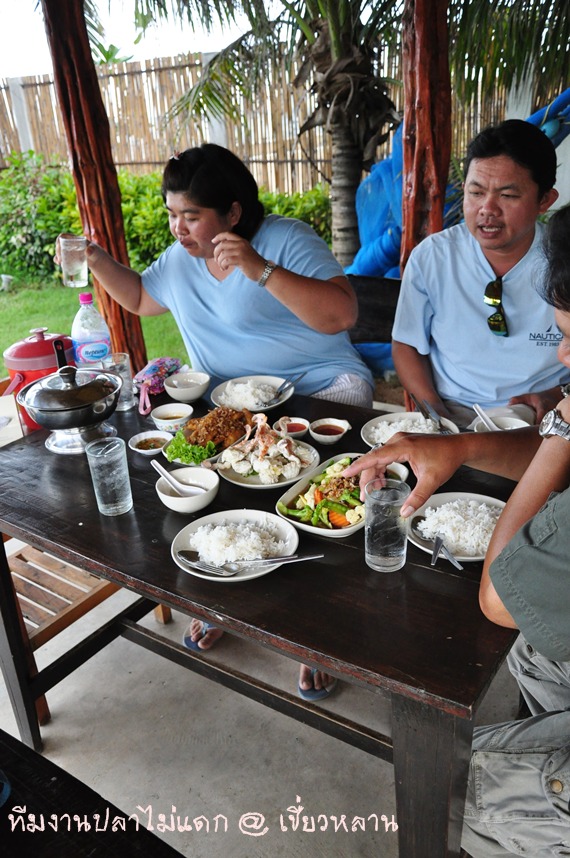 


ขากลับ แวะหม่ำข้าวที่ปราณบุรี   แล้วแยกย้ายค๊าบ



---------------------------------------