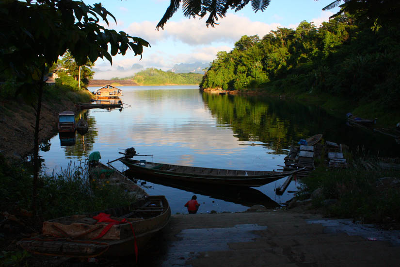 เรือมารออยู่แล้วครับเตรียมเอาของลงเรือครับ... :smile: :smile: