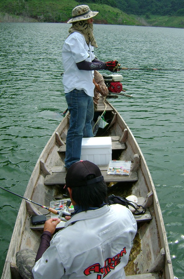 เรือวิ่งถึงหมายน้าชัยตีเบ็ดแล้ว ส่วนนายน็อตยังร้อยสายไม่เสร็จเลยคร้าบบบบ :grin: :grin: :grin: