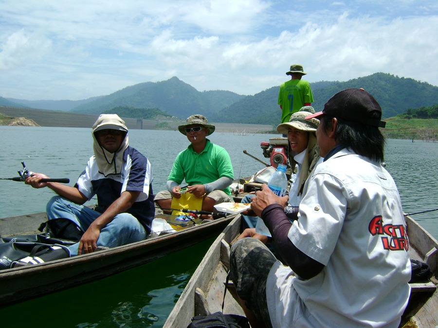 แล้วก็ออกมาสมทบกับพรรคพวก พอดีน้าไร้ท์มาถึงเลยให้ลงเรือกับน้าประสิทธิ์กับนายจอครับ :blush: :blush: :