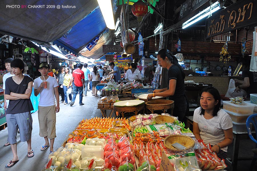 บริเวณ ตลาด 100 ปี คนเพียบๆๆๆๆ