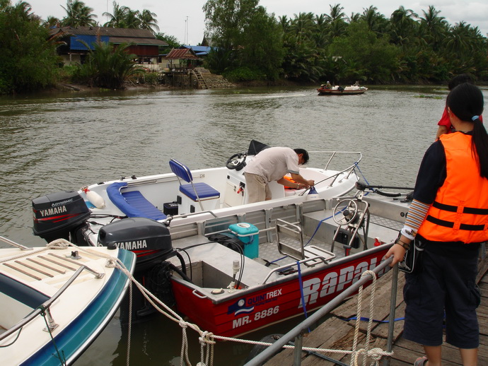 ส่วนเฮียใช้คนนี้กำลังเตรียมเรืออย่างใจเย็นครับ
เป็นเรือของน้าเกรียงกับเฮียใช้ครับ  :smile: :grin: