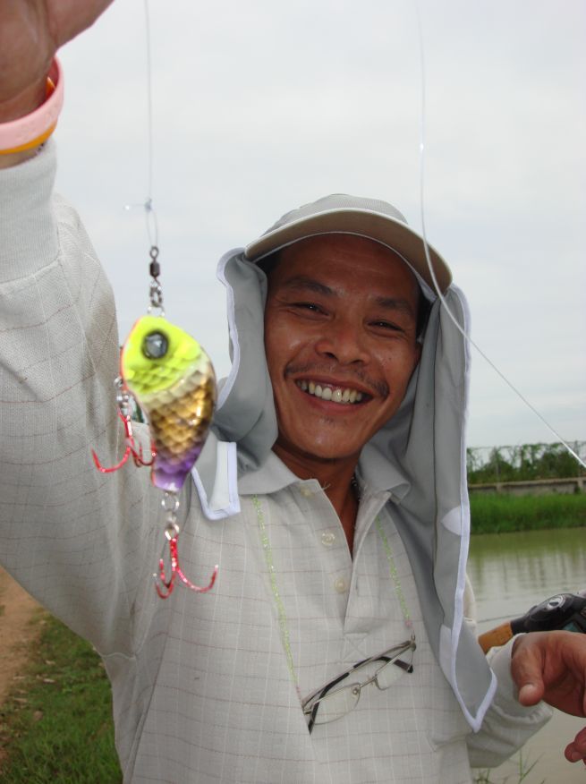 เหยื่อได้รับบาดเจ็บนิดหน่อยลูกตาหายไปเลย....เบ็ดง้างเลยอ่ะเจอแต่แรงๆๆ :laughing: :laughing: