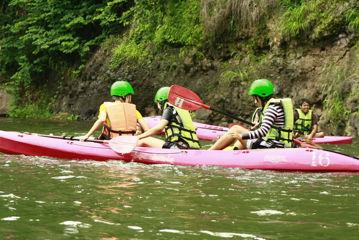 สาวๆที่มาเดินป่าก็พายเรือแคนนู กลับกันครับ 