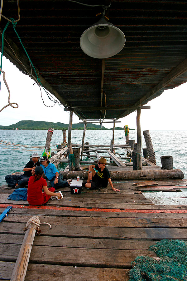  [q]สวัสดีครับน้าหรั่ง ขอเกาะสมอเรือไปด้วยครับ[/q]

อย่าเกาะสมอเลยครับ น้าเสี่ยChoo เดี๋ยวตกน้ำ ตก