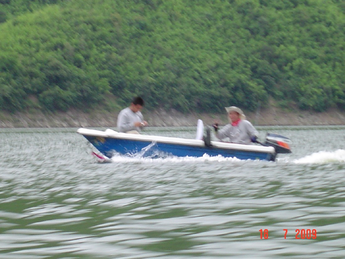 น้าต๋องเอา 11 ฟุต เกาะ8 แรงออกไปกะน้าดรีม  เรือพุ่งฉิวเร็วมากเลยครับ น้านัทนั่งเรือหางยาวมองหันหลังก