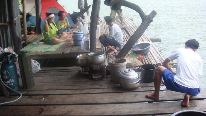 เรือทั้งสองลำเดินทางไปตีปลา แว่วๆว่าไปแถวๆ องค์พระฯลฯ
แล้วพวกเค้าก็กลับมา...... :love: