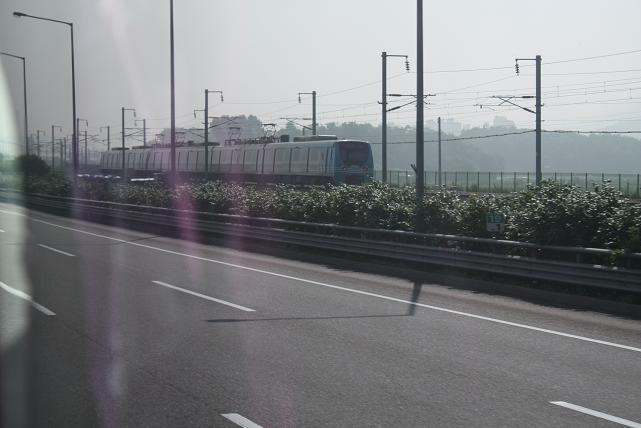 รถไฟครับ  บ้านเราเรียกว่า แอร์พอร์ทลิงค์   :smile: :smile: :smile: