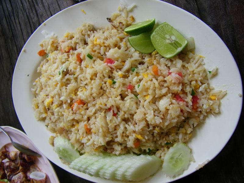 ข้าวผัดปู...ชูกำลังวังชา... :umh: :umh: :umh: