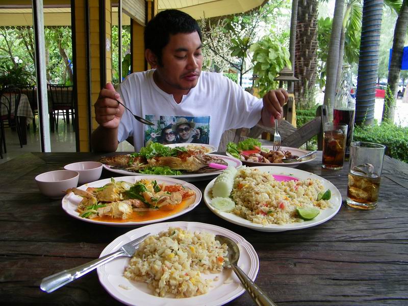 ต่างคนต่างกิน...เล่นไม่คุยกันเลยค่ะ... :laughing: :laughing: :laughing: