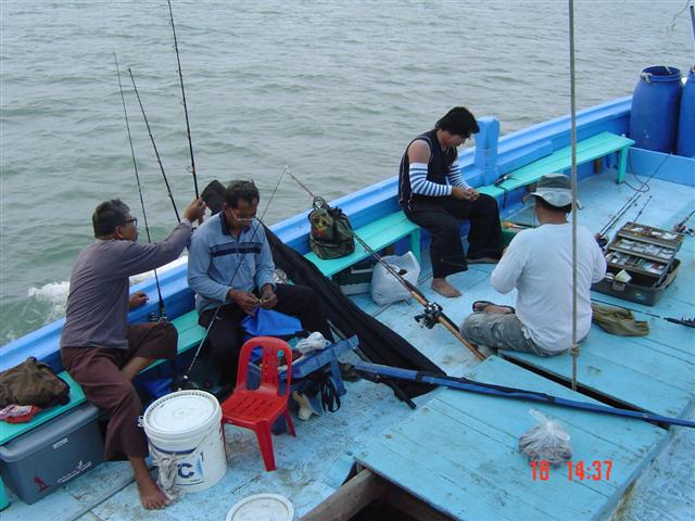 พอเรือออกจากท่าต่างคนต่างก็รีบเร่งประกอบอุปกรณ์กันเลยครับ :laughing: :laughing: