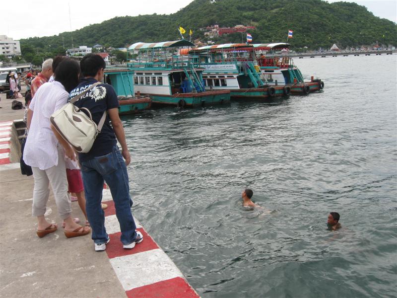 ....เรือกลับฝั่ง...เที่ยวสุดท้าย...หกโมงเย็นครับ....ก็คนละสี่สิบบาทเหมือนเดิม เว้นแต่..ตกเรือ..จะต้อ