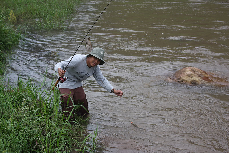 ชุดสปินได้ตัวแล้วเปลี่ยนเป็นชุดเบทคาสติ้งบ้าง ประกบเหยื่อ Rapala Fatrap ลงไปบ้างไม้เดียวก็เห็นผล

