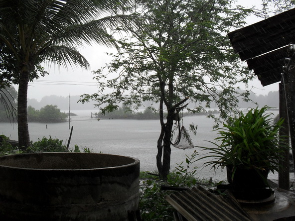  :ohh: :ohh: :ohh:
หลังจากนั้นฝนก็เทลงมาอย่างไม่ลืมหูลืมตา เป็นอุปสรรคของเราชาวตกปลาเป็นอย่างยิ่ง  