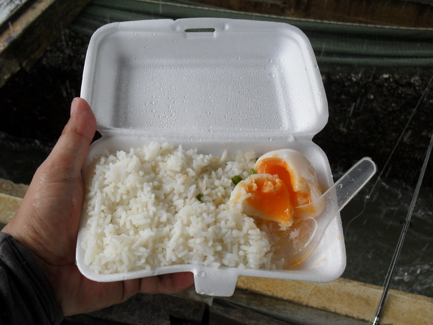  :umh: :umh: :umh:
ทำอะไรไม่ได้ฝนตก กินข้าวดีกว่า  :grin: