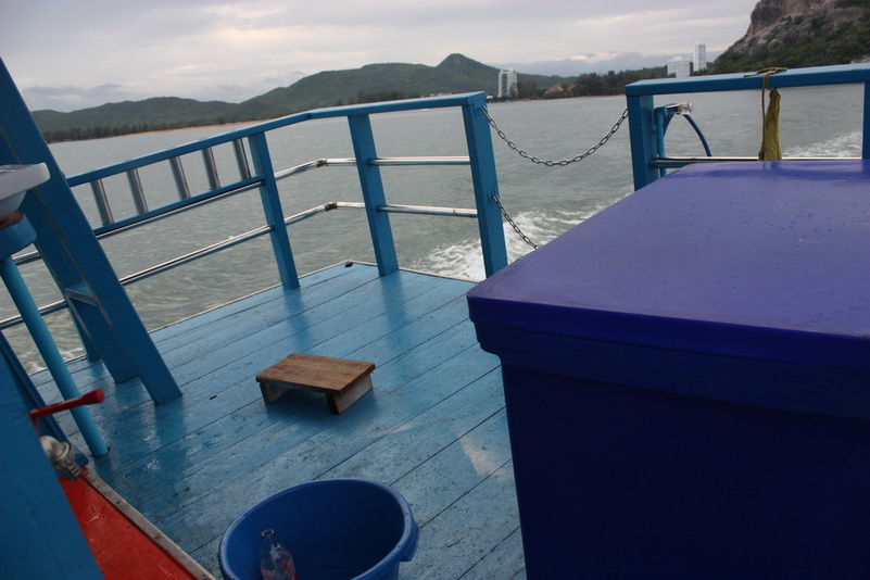 ส่วนท้ายเรือกว้างขวางจุดคนได้ประมาณ 5 - 6 คน ได้สบายเลย...เล่นปลาได้เต็มที่เลยครับ มีหลังคาคลุมทั้งด
