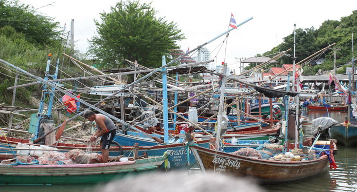 บรรยากาศเรือของชาวประมง ในคลองปากน้ำเขาตะเกียบ ดูสวยงามครับ :cheer: :cheer: