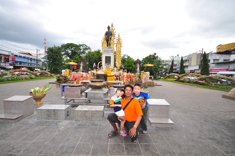สมัยก่อนผมอยู่เชียงรายหลังห้าแยก ผมมาบนพ่อขุนฯทุกวันศุกร์เลยครับ แล้ววันจันทร์ก็มาแก้บนด้วยไข่ต้ม 99