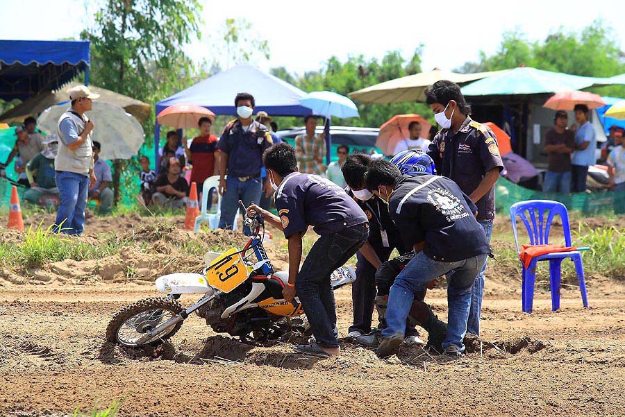 การแข่งขัน ก็ต้องมีอุบัติเหตุบ้างเล็กน้อย  โดดเนินลงมาแล้วเอารถไม่อยู่เสียหลักพลิกคว่ำ