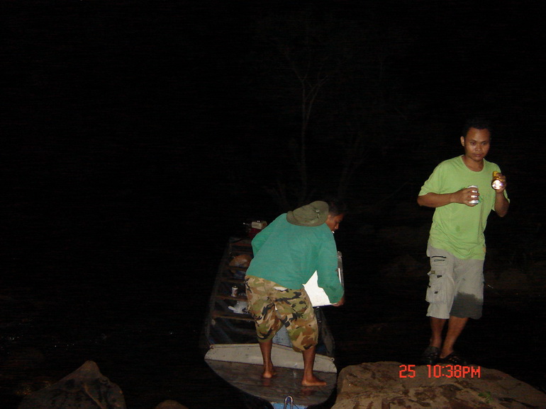 นั่งเรือประมาณ  45   นาที  ก็ถึงที่หมาย....อย่างปลอดภัย