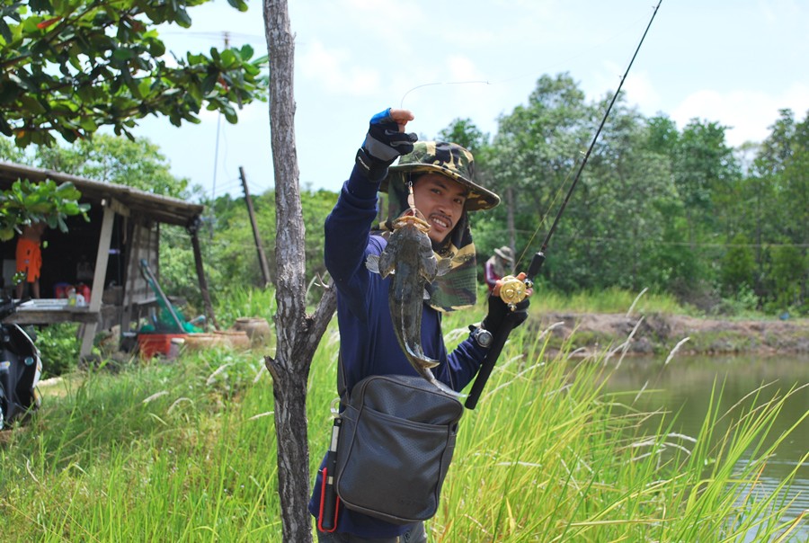 
มาแล้ว บอกให้จับปากถ่ายรูปก็ไม่ยอม  :smile: