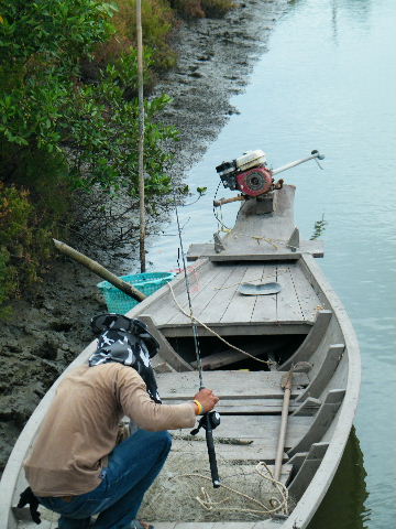 ตาผู้กองแกเล่นบนเรือครับ หมายจะจักการกับปลาเห็ดโคน ตัวเป้งๆครับ