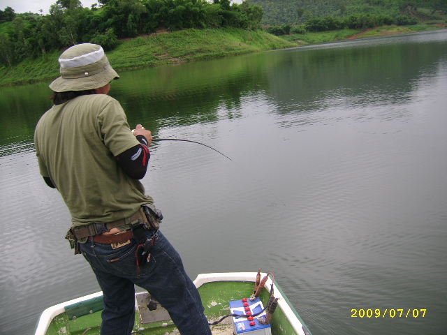 ไม่ได้อยู่ใต้ท้องเรือนะครับ.... :ohh:
สีของสายที่เป็นแถบ ๆละสิบเมตร บอกให้รู้ว่าอยู่ตรง แถบที่สามคร