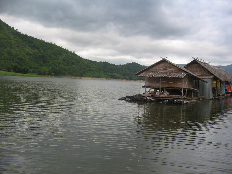 บรรยากาศรอบๆแพพัก เงียบสงบ ดีจริงๆ