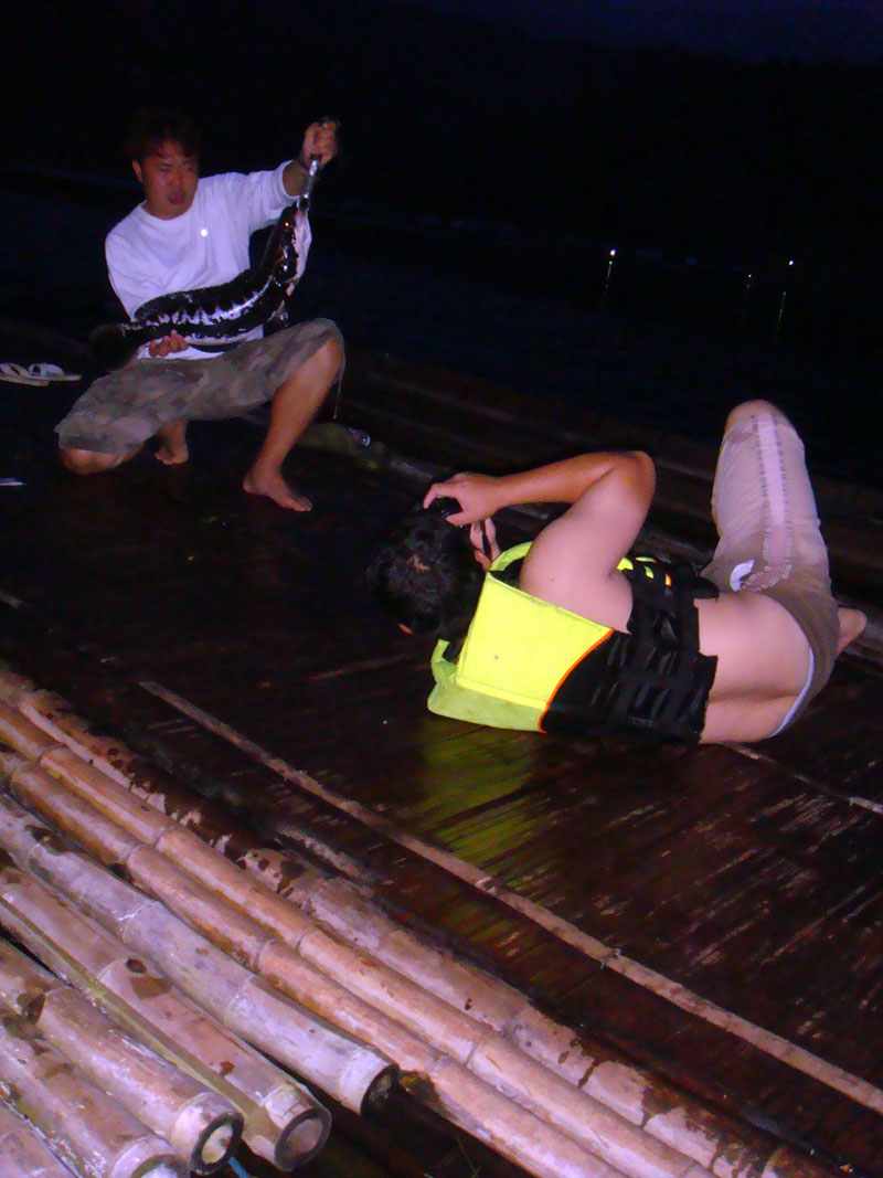กลับมาที่แพ อีแบม มันหล่อเลย :cool: :cool: :cool:
เรียกถ่ายรูปเป็นการใหญ่  :cool: :cool: :cool:
