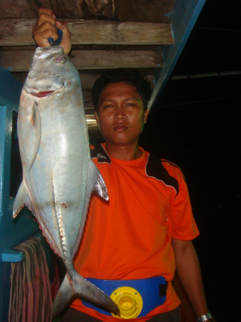 น้องโรจน์ตามมาติดๆ  กินมั่ว รอบเรือ.