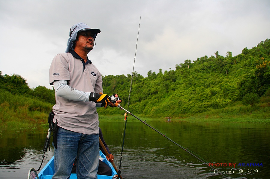  :grin: :grin:  พอเห็นกระสูบไล่กัดลูกปลาอยู่ชายหญ้า......ตาสว่างขึ้นมาทันทีเลยทีนี้ ตาเอก.......
คว