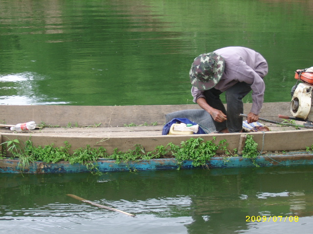 ขณะเอาเรือเข้าฝั่ง เจอ ลุงสม ครับ :grin: :grin: :grin:
หรือ ไต๋สม ไต๋มือหนึ่งของเขื่อนแม่สรวยครับ :