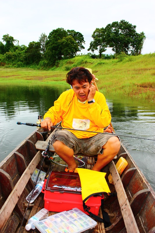 พอล่องเรือผ่านตรงที่คิดว่ามีสัญญาณ ฟ้าใส ก็ต้องโทรไป [b]ตอกบัตร[/b] กับ ผบ.ที่กทม.ก่อนครับ
ไม่งั้นเ
